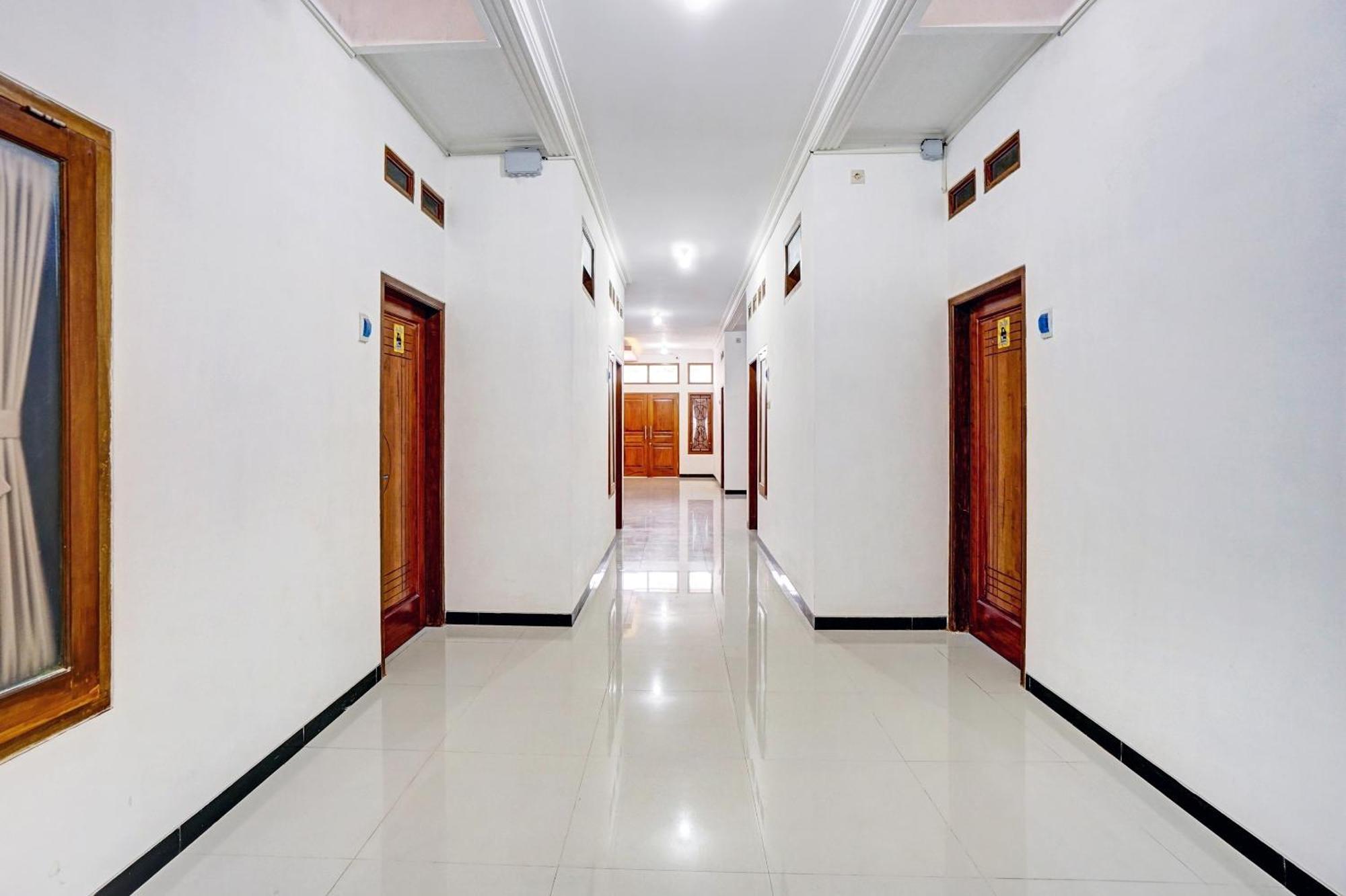 Avisha Guest House Syariah Malang Ngoại thất bức ảnh