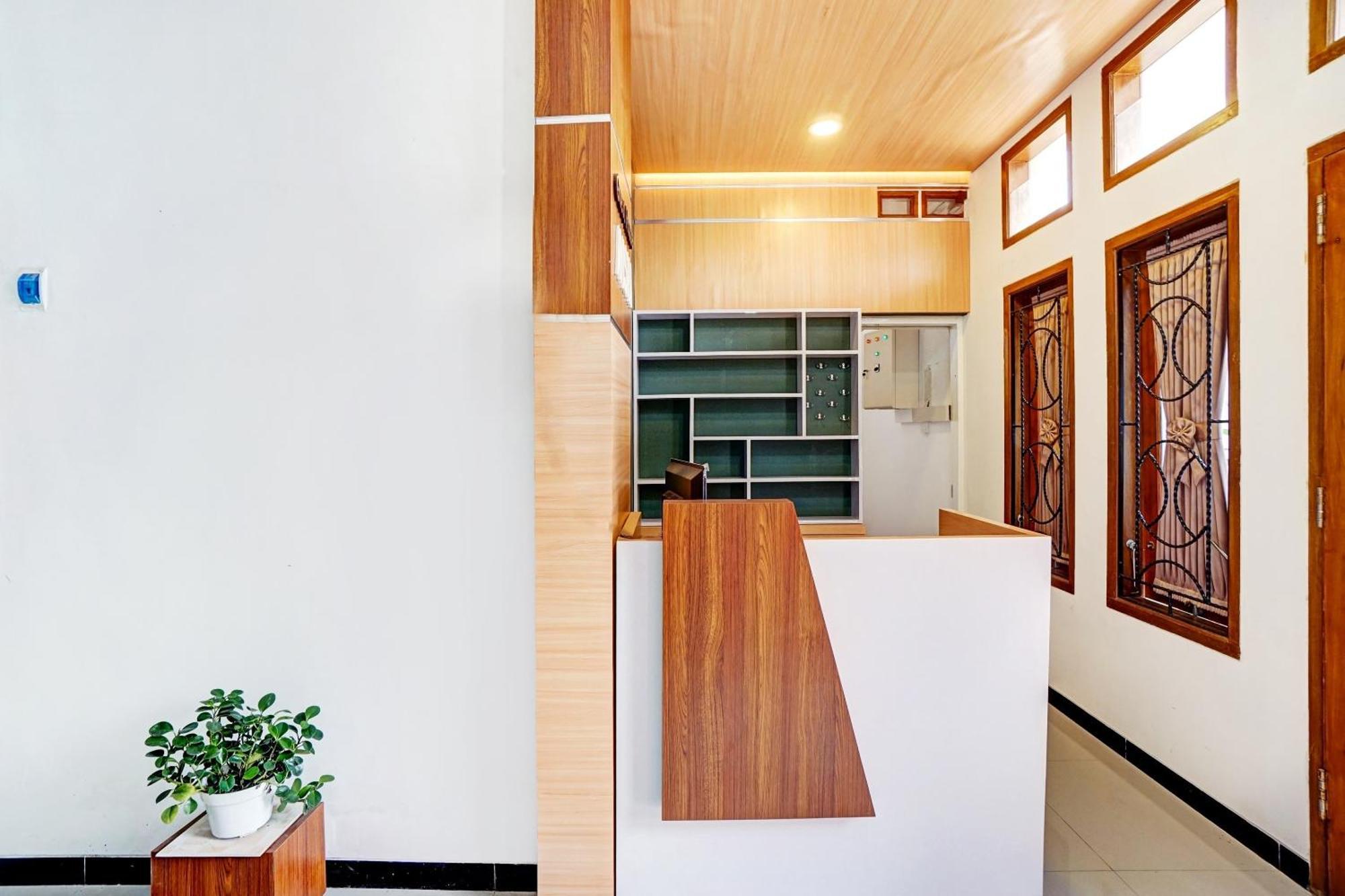 Avisha Guest House Syariah Malang Ngoại thất bức ảnh